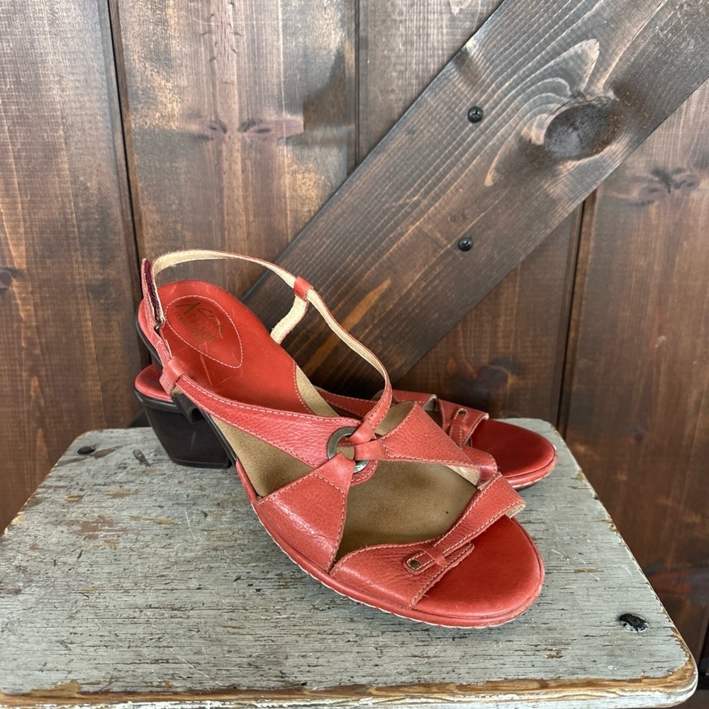 Clarks Artisan Shoes Size 10 Red Leather Sandals Strappy 2 Inch Heel